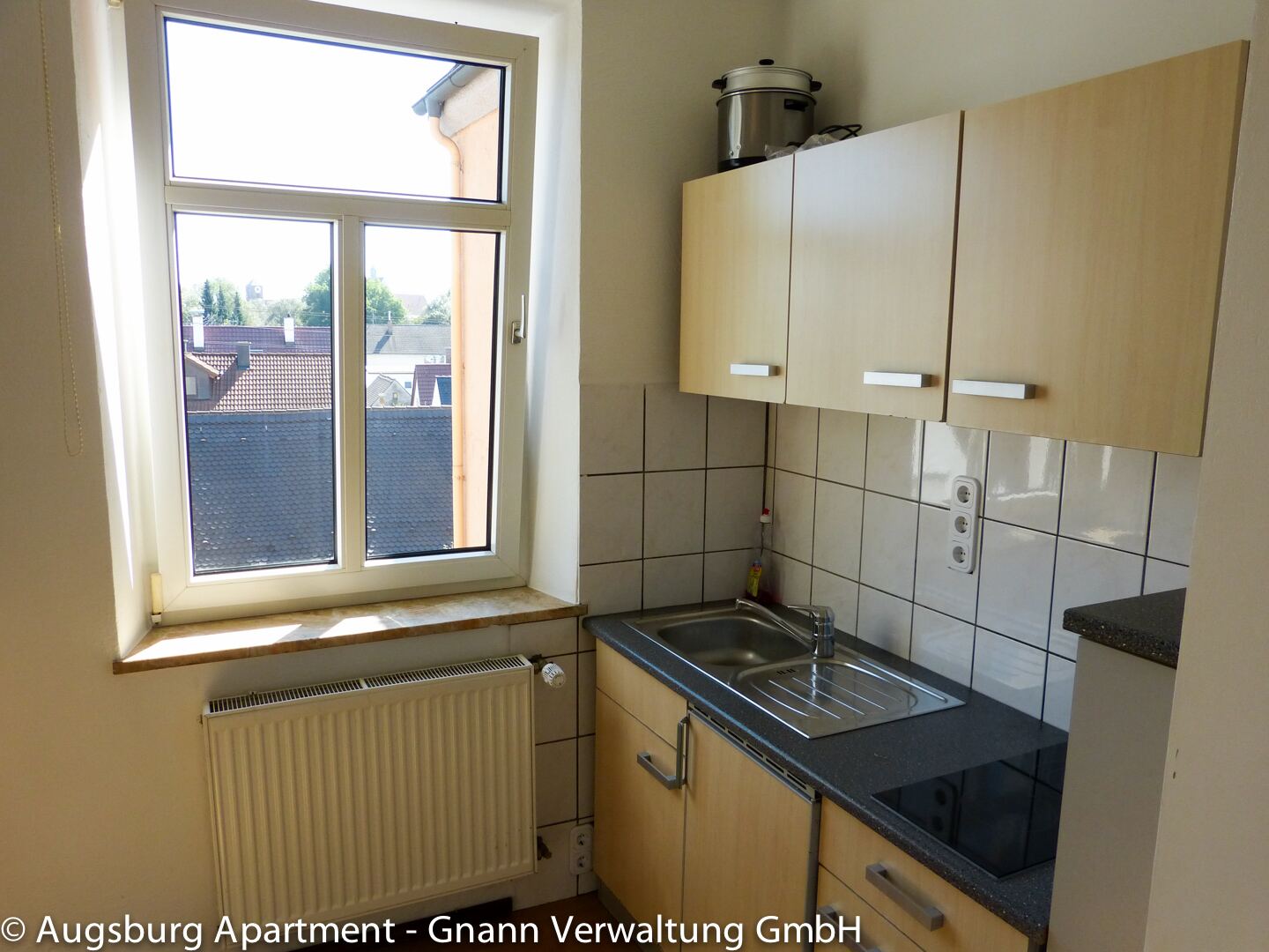 Küche mit Spüle, Kochfeld und Fenster – Monteurzimmer Augsburg III
